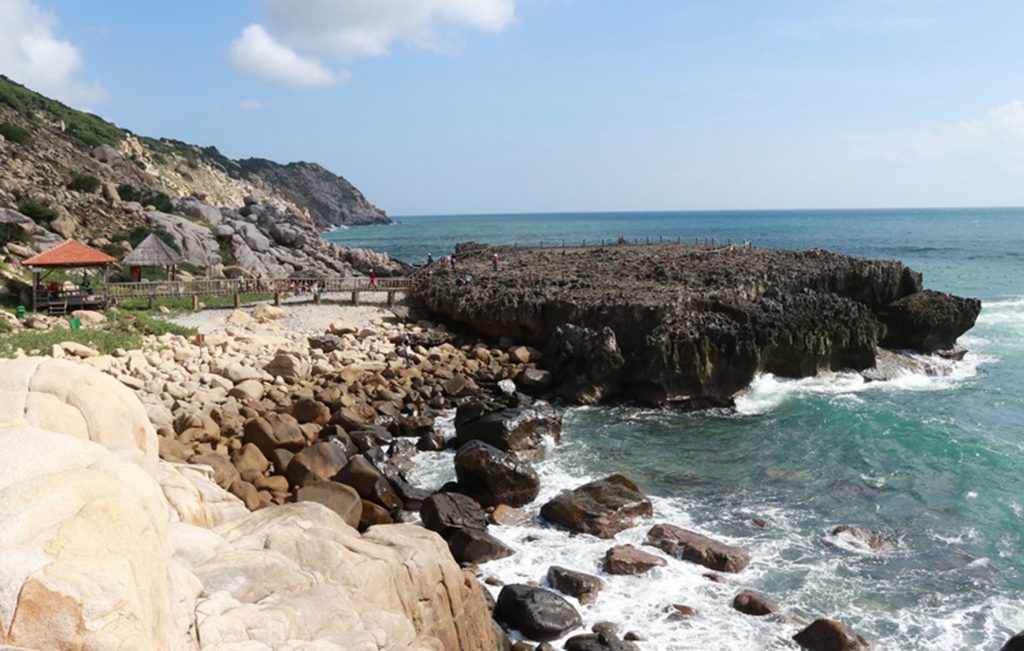 Cắm trại và ngắm bình minh tại Hang Rái Vĩnh Hy